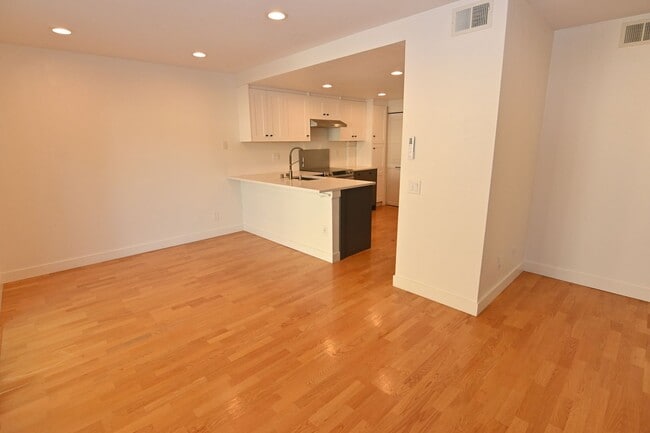 Building Photo - Available now 3/2.5, desireable neighborhood of Capistrano Community.