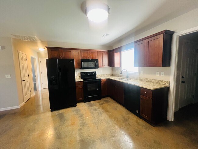 Foto del edificio - Available March 10th, 2026! 2 bed 1 bath duplex in an excellent location!