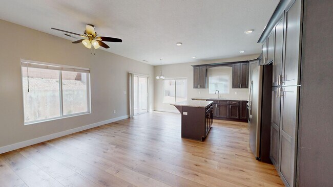Building Photo - 1563 S Topaz Dr