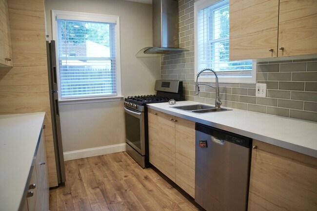 Foto del edificio - Beautiful 3 BR/ 1.5 BA Semi-Detached Home in Dupont Village!