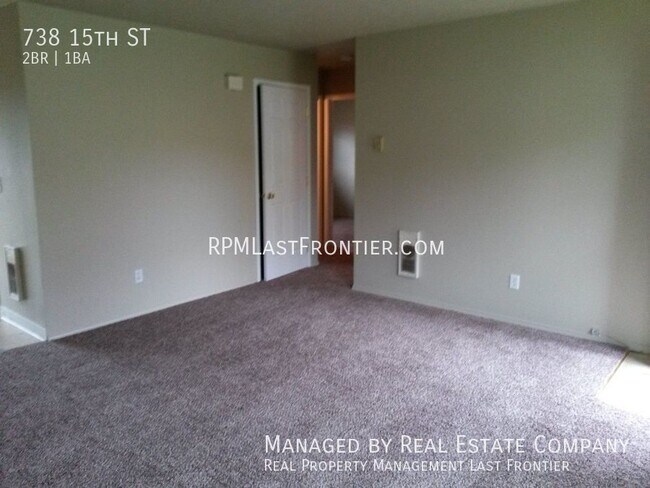 Building Photo - Ranch Style Duplex with brand new carpet w...