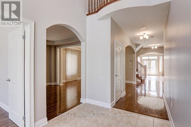 Photo du bâtiment - 146 Lady Fenyrose Ave