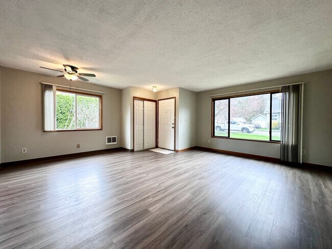Foto del edificio - Near Downtown Gresham 2 Bed 1 Bath Duplex! W/S/G Included!