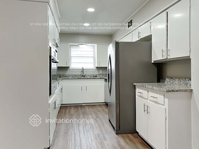 Building Photo - 1605 Comanche Trail