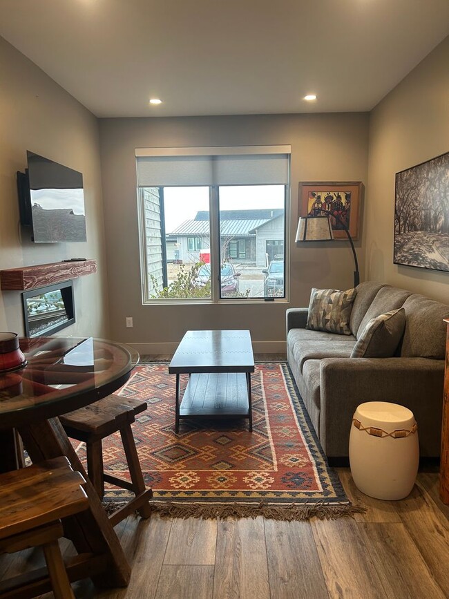 Building Photo - Fully Furnished Condo in Black Bull