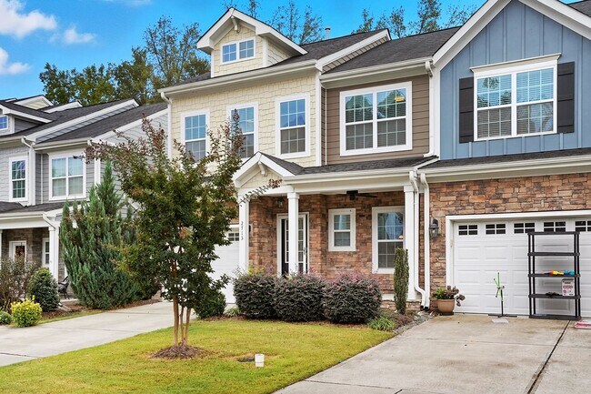 Building Photo - FIRST FLOOR MASTER BEDROOM-END UNIT-GREAT ...