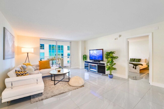 Building Photo - 1200 Brickell Bay Dr