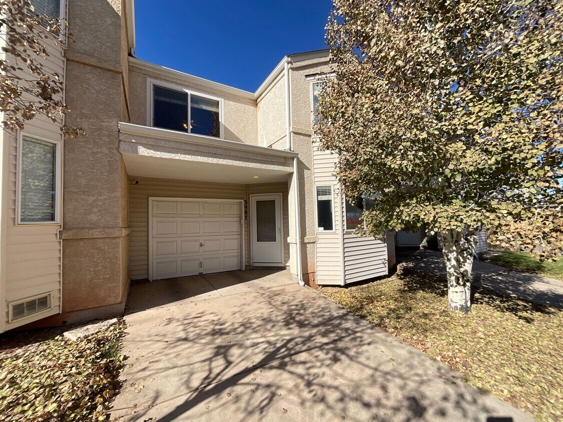 Primary Photo - 3 Bedroom Townhome Available Near N Academ...