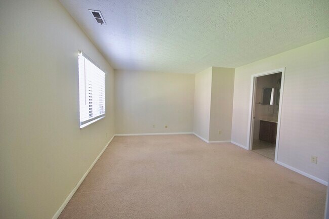 Foto del edificio - 2245 Hedgerow Road