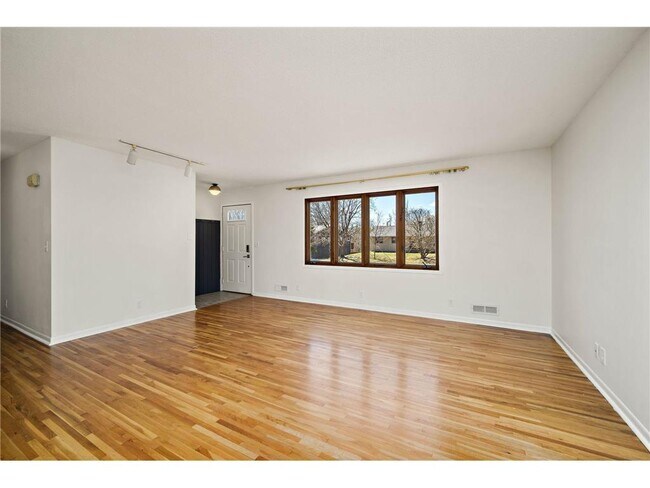 Foto del edificio - 953 Redwood Dr