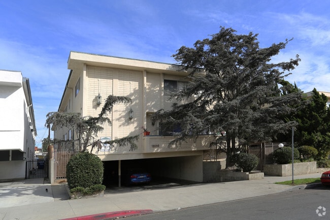 Building Photo - 1806 CORINTH AV