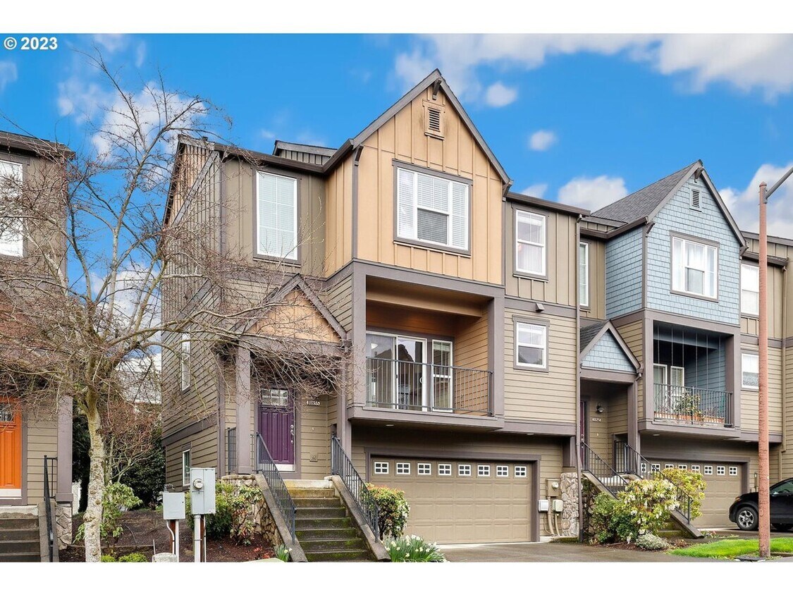 Foto principal - Spacious 3-Bed/2-Bath Townhome in the Hear...