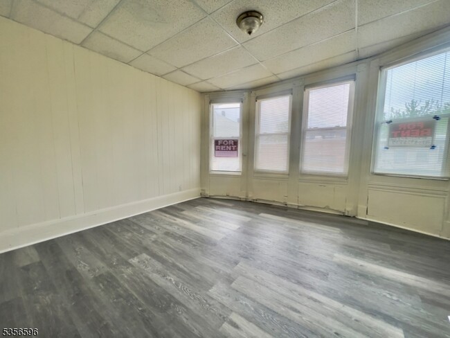 Building Photo - 608 Main St