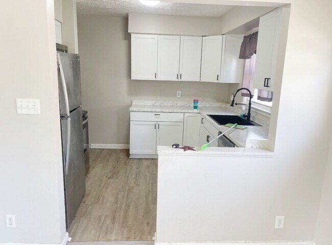 Foto del edificio - 1611 Sweetser Ave