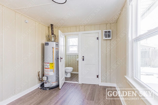 Building Photo - 2011 E 18th St