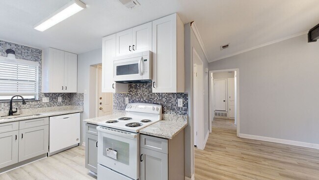 Foto del edificio - $1,295 + 2 WEEKS FREE RENT!!!