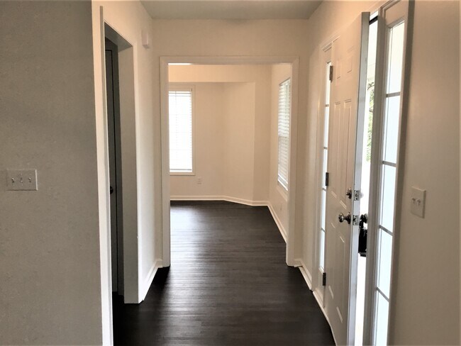 Foto del edificio - 5410 Regent Village Drive