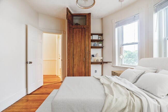 *Pictures are representative samples of the advertised unit. In some cases, the actual units you to - 32 S Huntington Ave