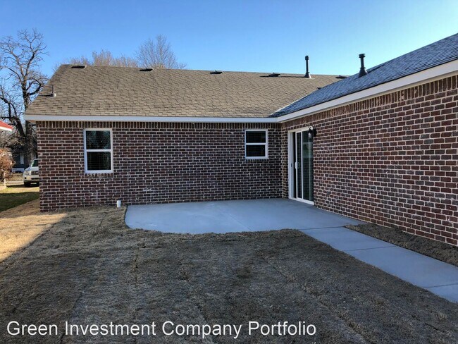 Building Photo - 3 br, 2 bath House - 327 E. Will Rogers Blvd.