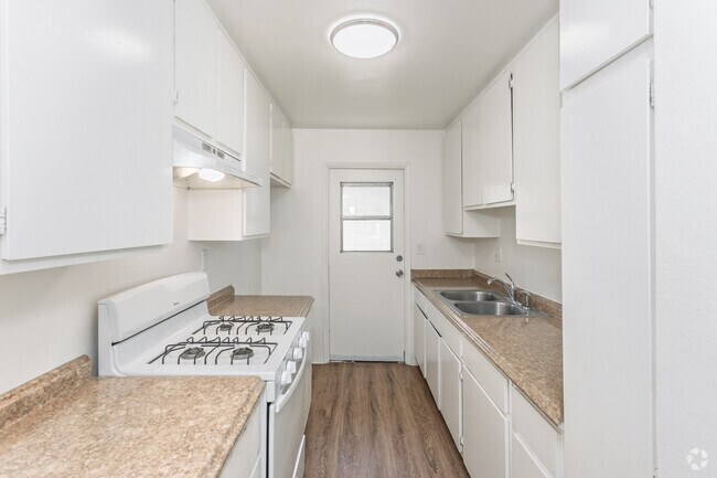 2 habitaciones, 2 baños - 1000 pies cuadrados - Cocina - 1375 Temple Ave.
