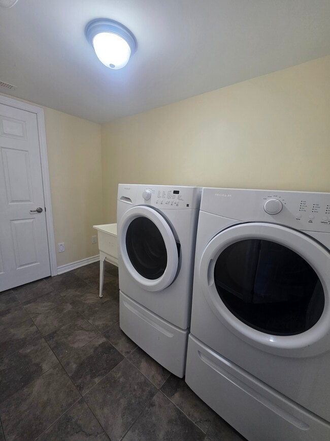 Building Photo - 601 Foxlight Cir