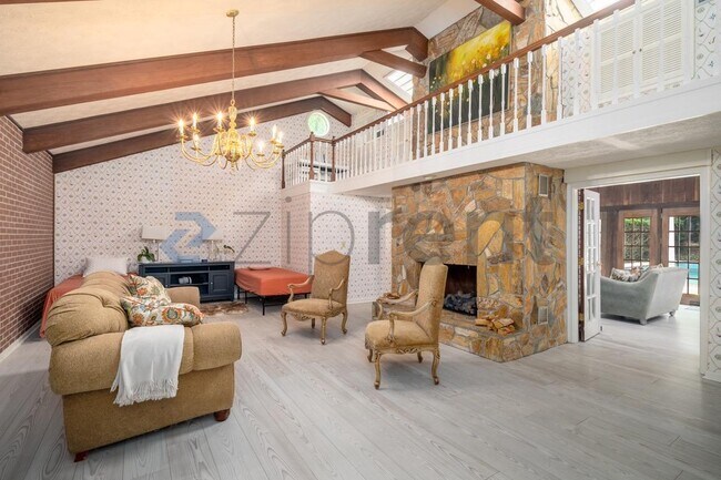 Foto del edificio - 615 Pinecrest Dr