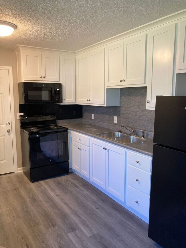 Building Photo - 2 Bd, 1 Ba Duplex, in Ward