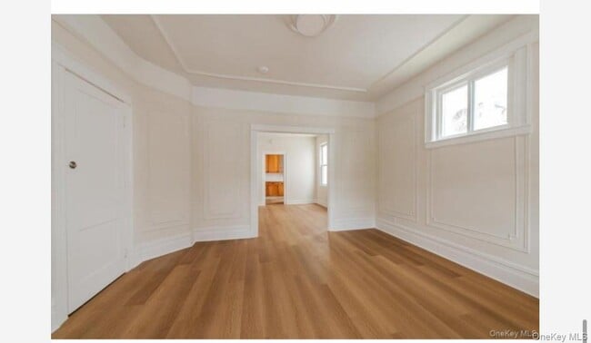 Foto del edificio - 959 Van Nest Ave