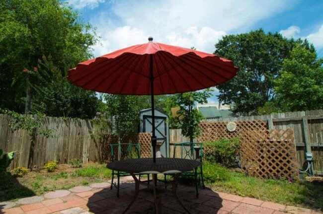 Building Photo - Convenient 3-Bed, 2.5-Bath James Island Co...
