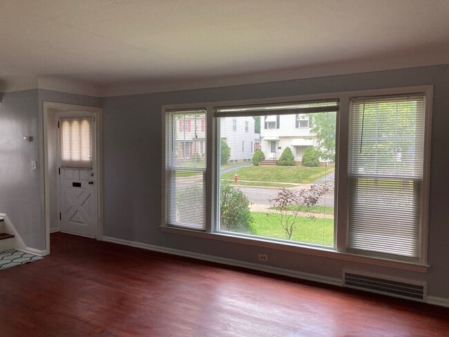 Building Photo - 3 Bedroom 1.5 bath home for lease in South...