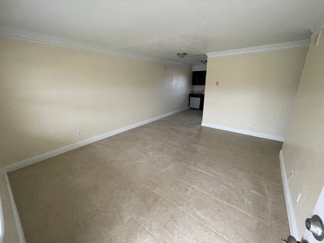 Building Photo - 2 Bedroom/1 Bathroom 2nd floor condo at Pa...