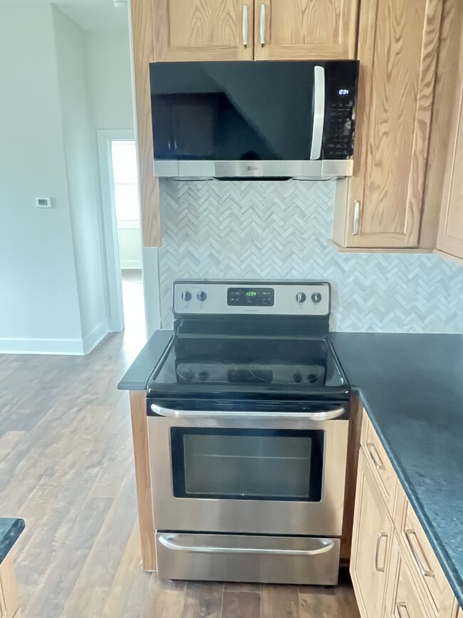 Microwave abd Stove - 2101 Grantland Ave