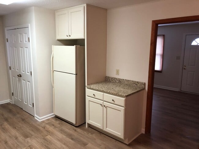 Building Photo - 3 Bedroom Ranch Style  House With Carport ...