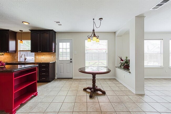 Foto del edificio - 17106 Summer Hollow Dr