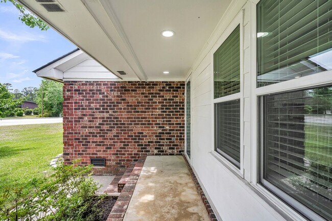 Foto del edificio - Comfortable Living with Modern Upgrades in Prime Goose Creek Location
