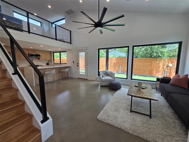 Foto del edificio - 1112 W N Loop Blvd