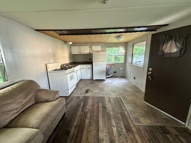 Building Photo - 2 Bedroom Mobile Home