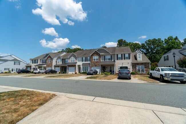 Building Photo - Beautiful townhome in Whitsett NC