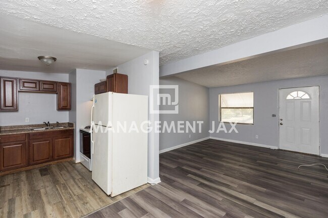 Building Photo - 4523 Trenton Dr S