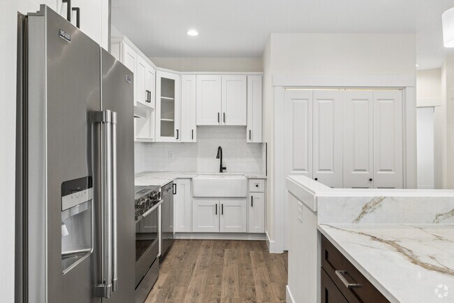 2BR, 2BA - 1,089SF - Kitchen - 4885 River Rd N