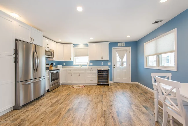 Kitchen - different table/chairs - 118 6th Ave