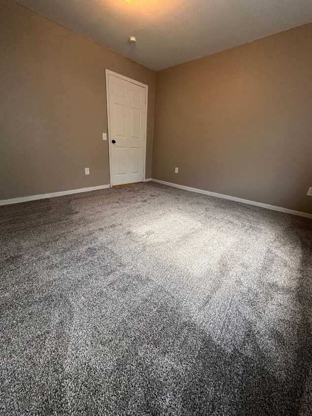 Primary Photo - 4bedrooms 2 full bathroom. The house is ve...