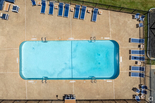 Swimming Pool - Brookridge Apartments