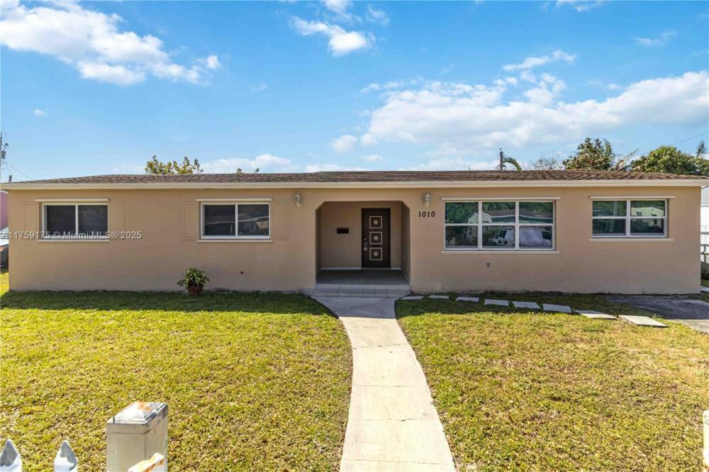 Foto principal - 3 bedroom in Miami gardens FL 33169