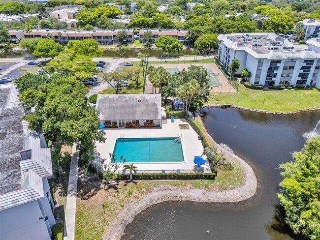 Foto del edificio - 721 N Pine Island Rd