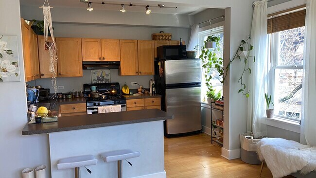 Open concept kitchen - 647 W Sheridan Rd