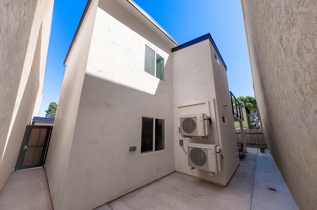 Building Photo - 4062 Goldfinch St