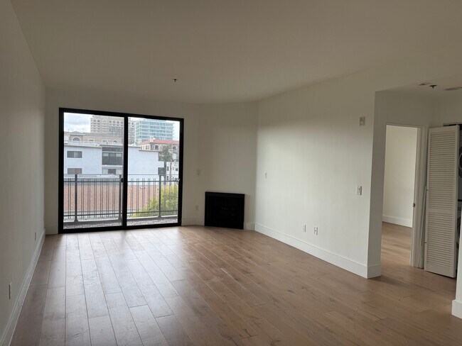Foto del edificio - 8811 Burton Way