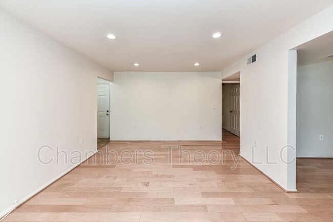 Foto del edificio - 7755 New Providence Dr