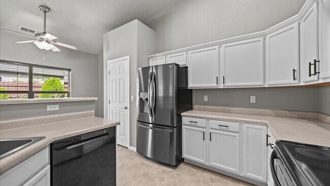 Foto del edificio - Spacious 3-Bed Ranch Home w/ 3-Car Garage & RV Parking In Quiet North Grand Junction Neighborhood